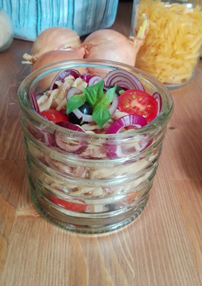 Una foto de Ensalada de pasta con atún y cebolla morada