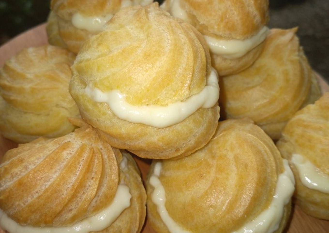 Cream puff/choux with creamy vla (kue sus isi vla susu)