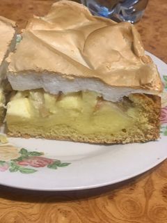 Фото Пісочний пиріг з творогом, фруктами і меренгою.