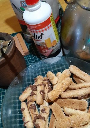 Una foto de Palitos de limón y coco (algunos colados son con chocolate 😁)