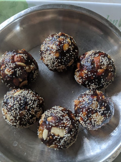 ખજૂર ના લાડુ (Khajoor Ladoo Recipe In Gujarati) રેસીપી મુખ્ય ફોટો