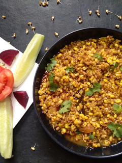 मटकी उसळ (matki usal recipe in marathi)4 रेसिपी चे मुख्य फोटो