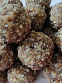 डिंकाचे लाडू (dinkache ladu recipe in marathi) रेसिपी चे मुख्य फोटो