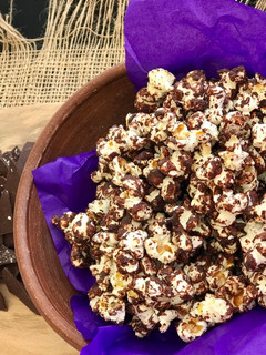 Una foto de Palomitas de maíz 🍿 con chocolate 🍫 75% cacao 🌱🍫sin azúcar, sin aceite 😋😋😋😋😋🤩🤩