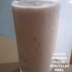 Una foto de Licuado fit banana y frutilla sin huevo