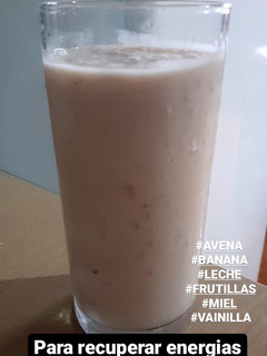 Una foto de Licuado fit banana y frutilla sin huevo