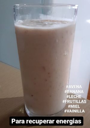 Una foto de Licuado fit banana y frutilla sin huevo