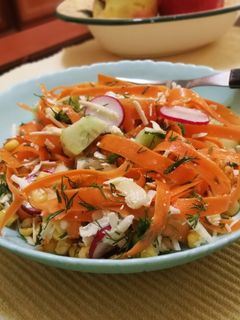 Una foto de Ensalada de zanahoria  y queso Feta