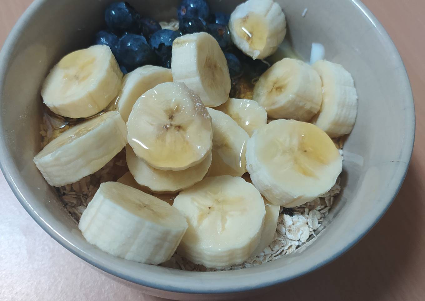 Bol de avena, frutos secos, fruta, miel y yogurt cremoso