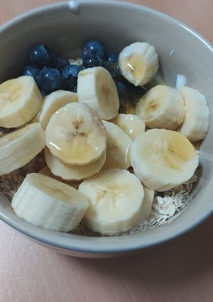 Foto principal de Bol de avena, frutos secos, fruta, miel y yogurt cremoso