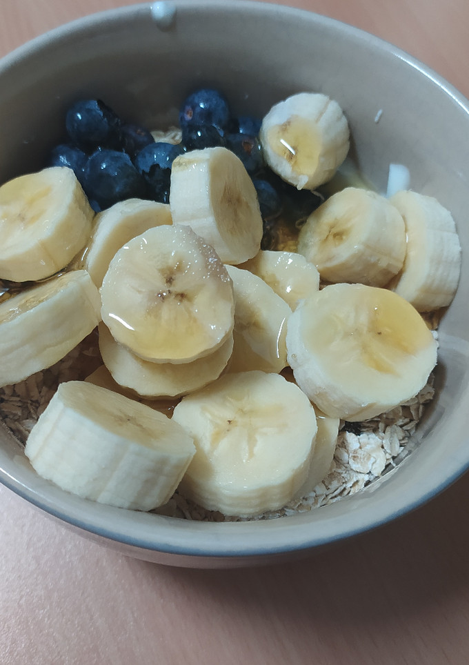 Una foto de Bol de avena, frutos secos, fruta, miel y yogurt cremoso