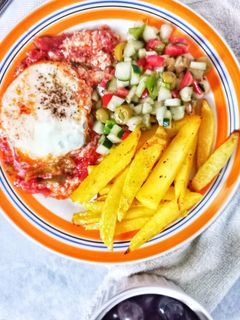 صورة لوصفة فطور صيافي (شكشوكة بطاطا مقلية و سلطة)