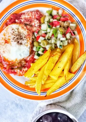 صورة لوصفة فطور صيافي (شكشوكة بطاطا مقلية و سلطة)