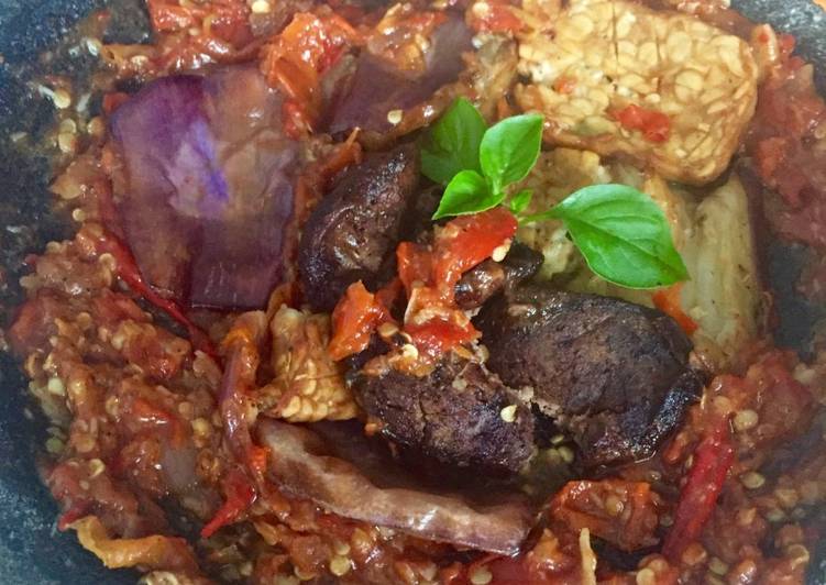 Langkah Mudah untuk Membuat Sambel Penyet ala Lamongan, Bikin Ngiler