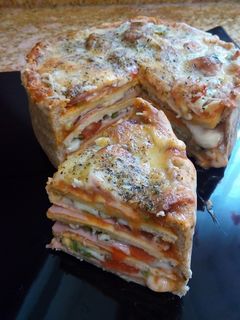 Una foto de Pizza reina, pastel pizza