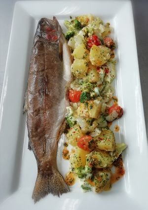 Una foto de Trucha a la sal con vegetales y especias