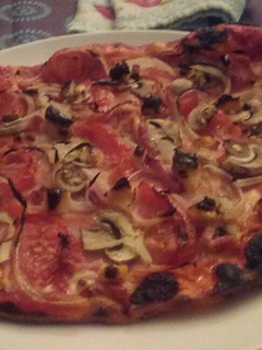 Una foto de Pizza jamón, queso y champis