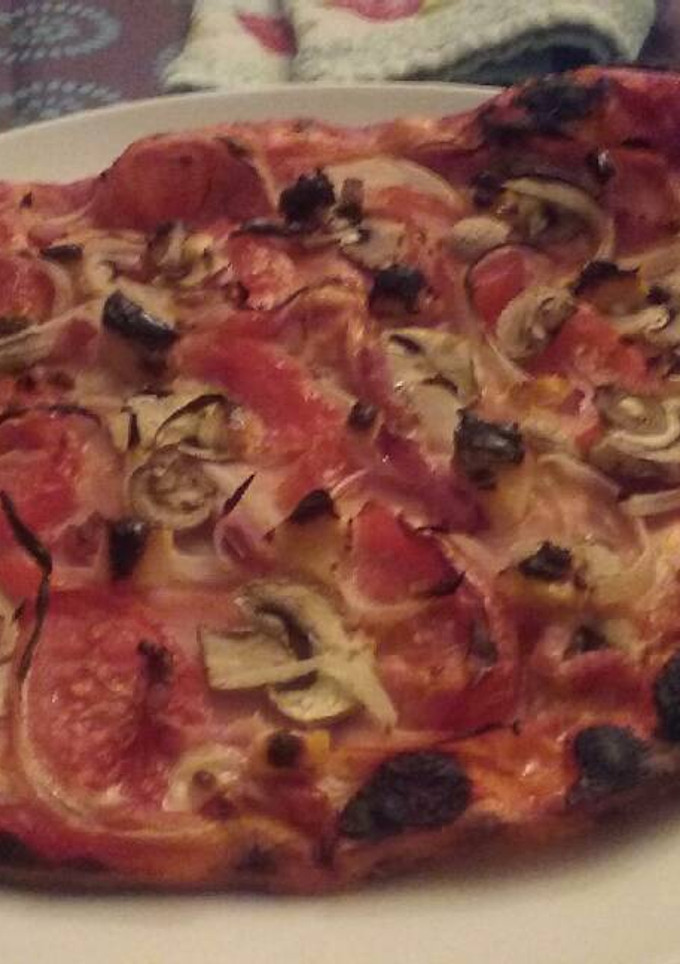Una foto de Pizza jamón, queso y champis