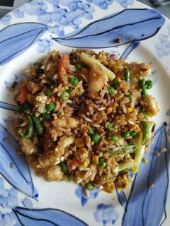 Una foto de Wok de verduras, pollo y huevo