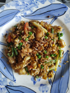 Una foto de Wok de verduras, pollo y huevo