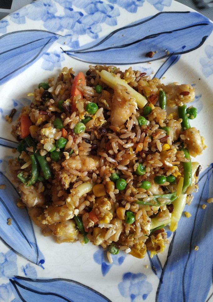 Una foto de Wok de verduras, pollo y huevo