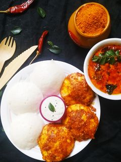 स्पाइसी स्मोकी चटनी के संग इडली (Spicy smoky chutney ke sang idli recipe in Hindi) रेसिपी मुख्य फोटो