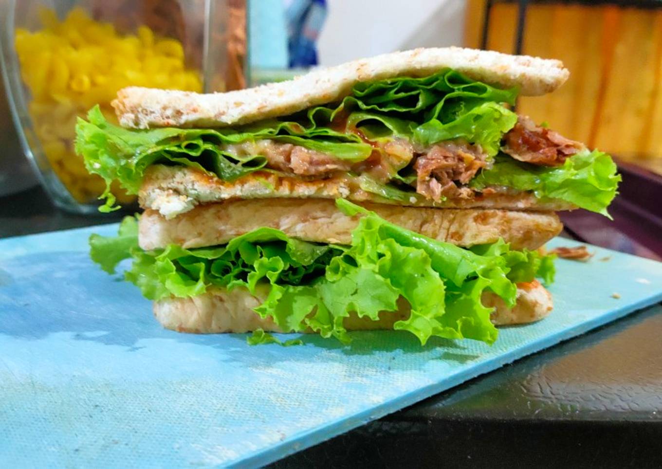 Sandwich tuna roti gandum