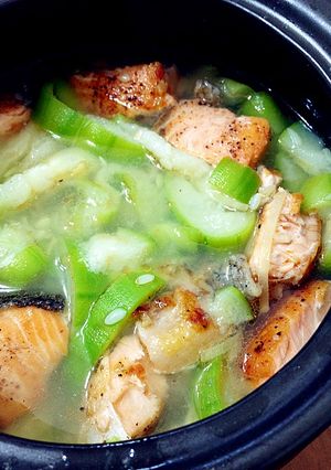 香煎鮭魚絲瓜湯 的食譜成品照片