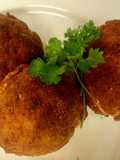 Arancini mit Bolognese, Mozzarella und Schinken