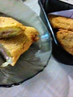 Una foto de Milanesas de berenjena 🍆...rellenas 🍖🧀
