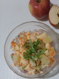 Una foto de Ensalada de papa y manzana