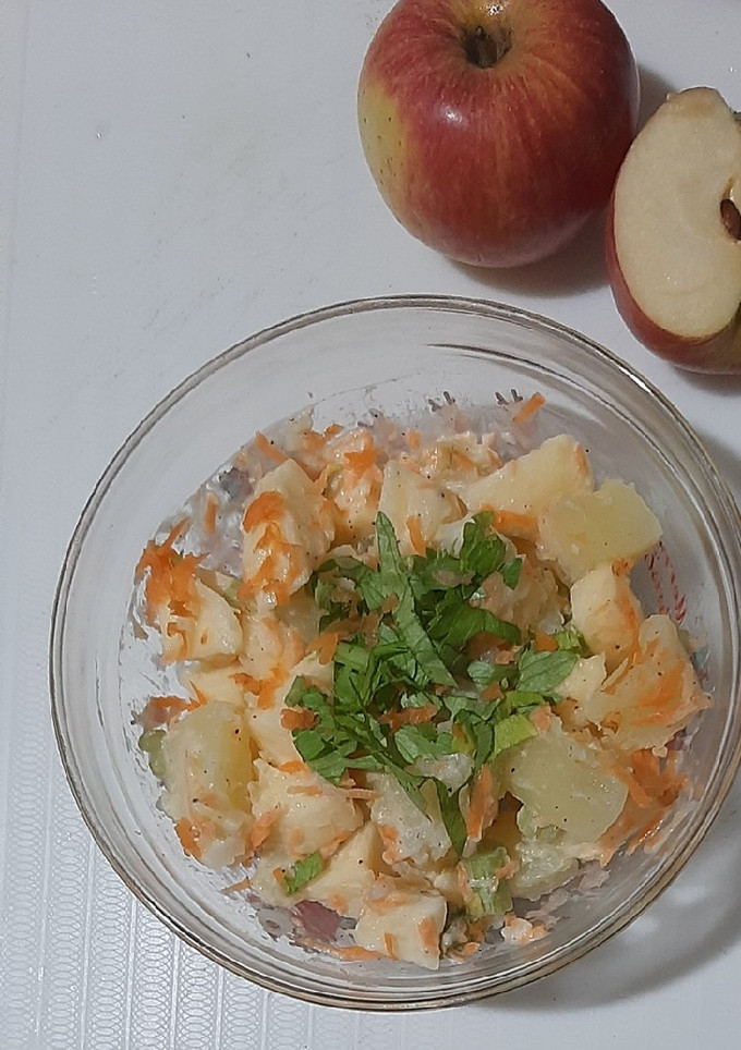 Una foto de Ensalada de papa y manzana