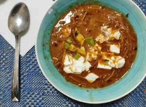 Una foto de Sopa de frijoles con fideo seco