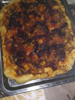 Una foto de Coca de bacalao y pimientos y cebolla confitada