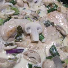 Una foto de Pollo con crema de verdeo y champiñones!
