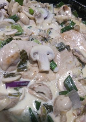 Una foto de Pollo con crema de verdeo y champiñones!