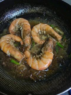 Hình của món Tôm rim mặn ngọt.