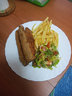 Una foto de Flamenquines con papas fritas y ensalada