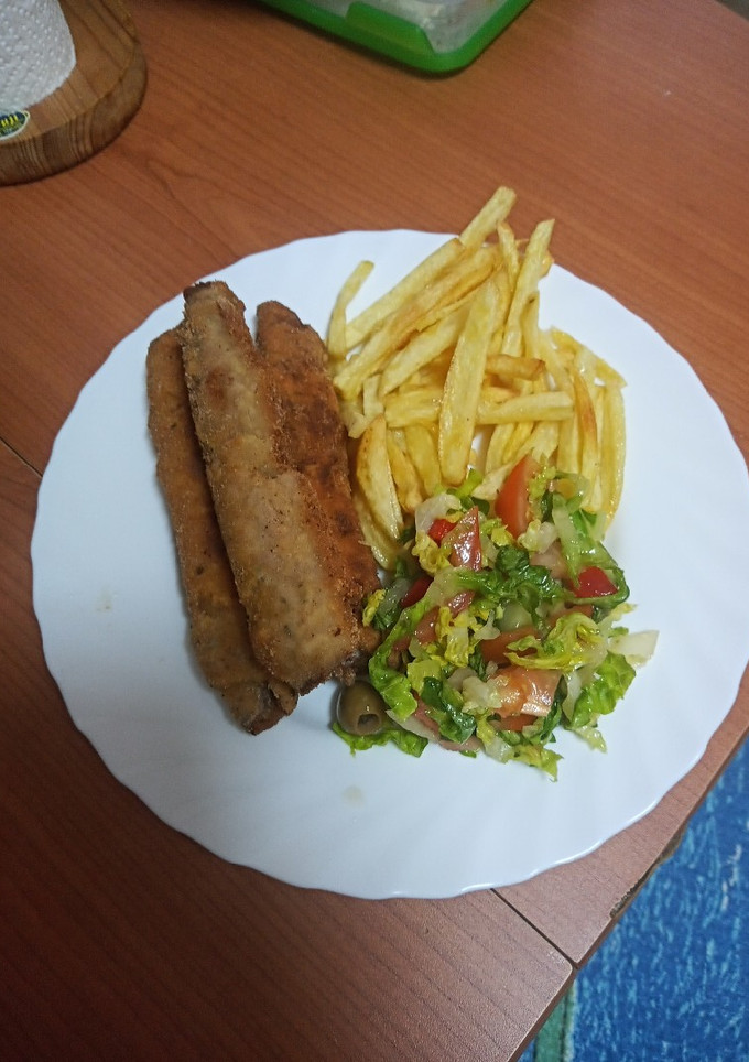 Una foto de Flamenquines con papas fritas y ensalada