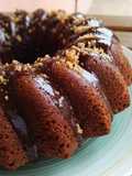 Bundt cake marmolado de almendras con cobertura de praliné de almendras y chocolate