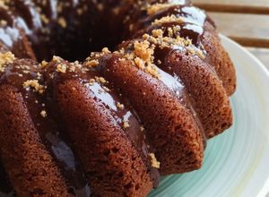 Una foto de Bundt cake marmolado de almendras con cobertura de praliné de almendras y chocolate
