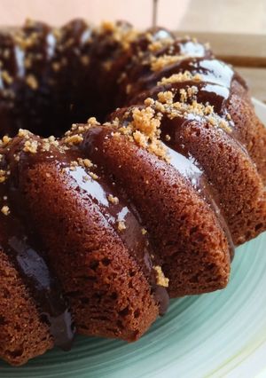 Una foto de Bundt cake marmolado de almendras con cobertura de praliné de almendras y chocolate