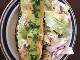 Tostada de salmón picante con crema de aguacate y queso de cabra