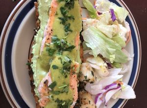 Una foto de Tostada de salmón picante con crema de aguacate y queso de cabra