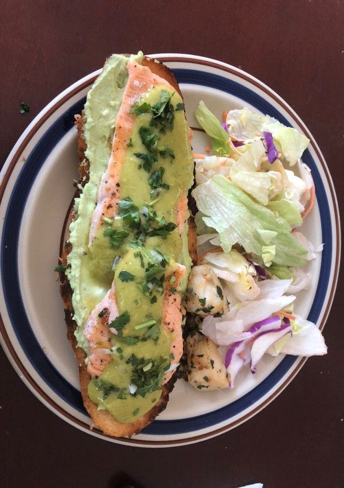 Una foto de Tostada de salmón picante con crema de aguacate y queso de cabra