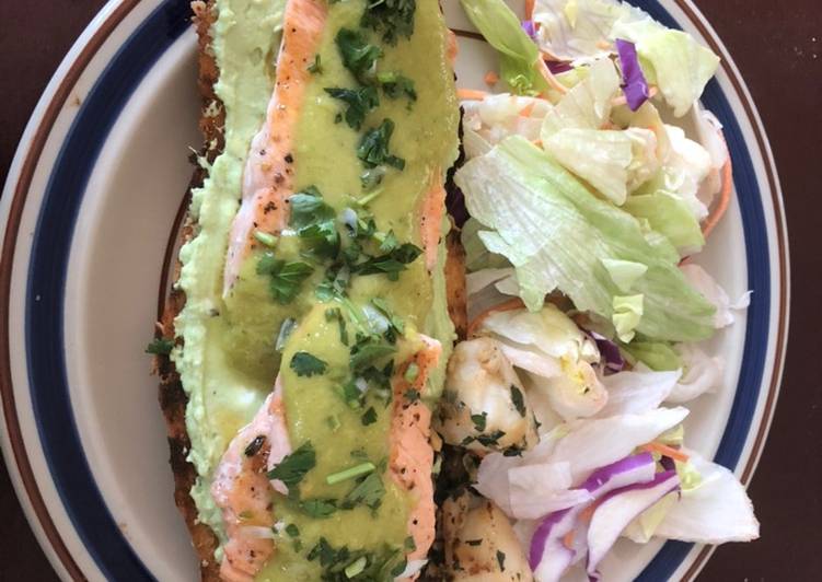 Tostada de salmón picante con crema de aguacate y queso de cabra