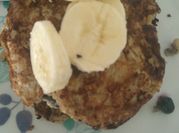 Una foto de pancakes de banana y yogurt
