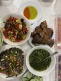 Cơm nhà với cá chim hồng nướng muối ớt, cá chim hồng hấp hành gừng, salad hoa quả, lươn xào sả ớt