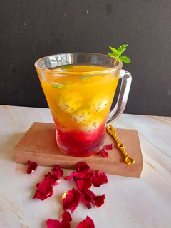 રોઝ શરબત (rose sharbat recipe in Gujarati) રેસીપી મુખ્ય ફોટો