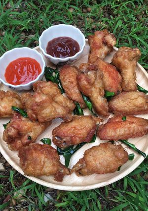 รูปของ “ปีกไก่ทอดใบมะกรูด”
